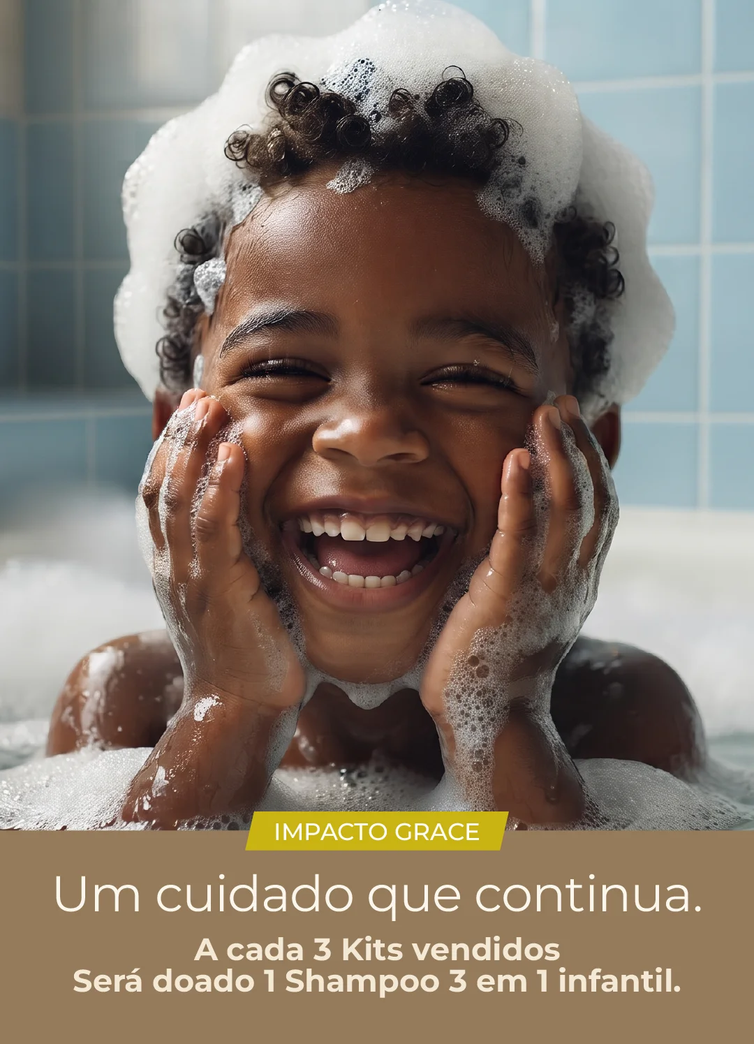 Criança sorrindo durante o banho — a cada 3 Kits Grace vendidos, 1 Shampoo 3 em 1 infantil é doado