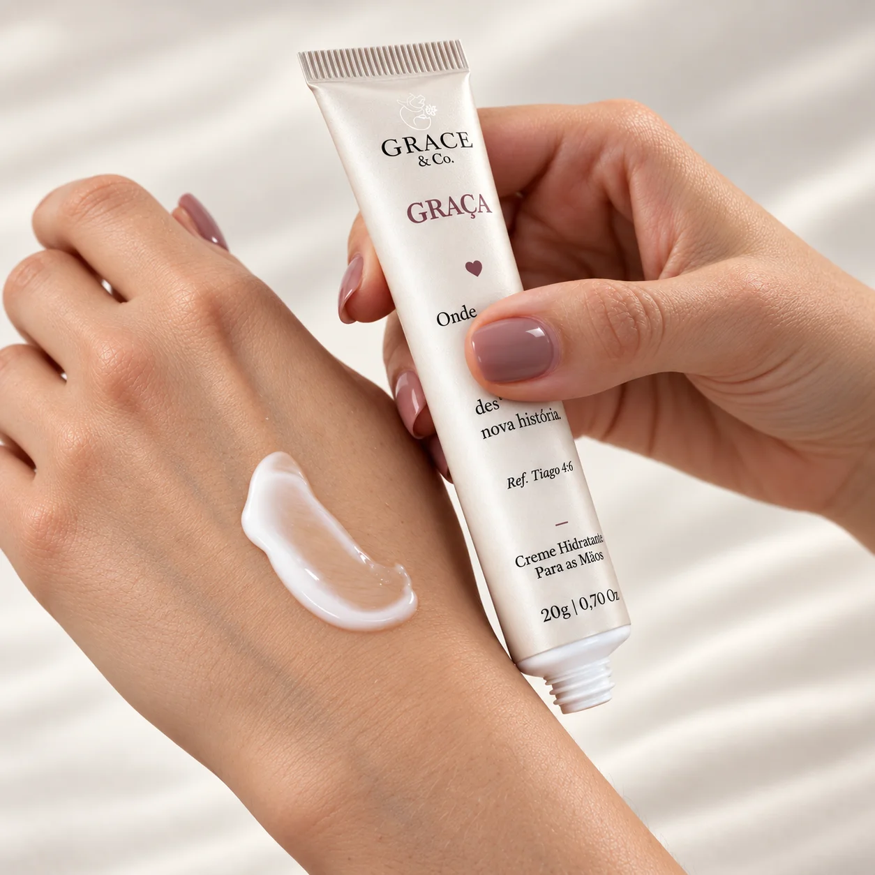 Creme Grace na mão ao lado da bisnaga