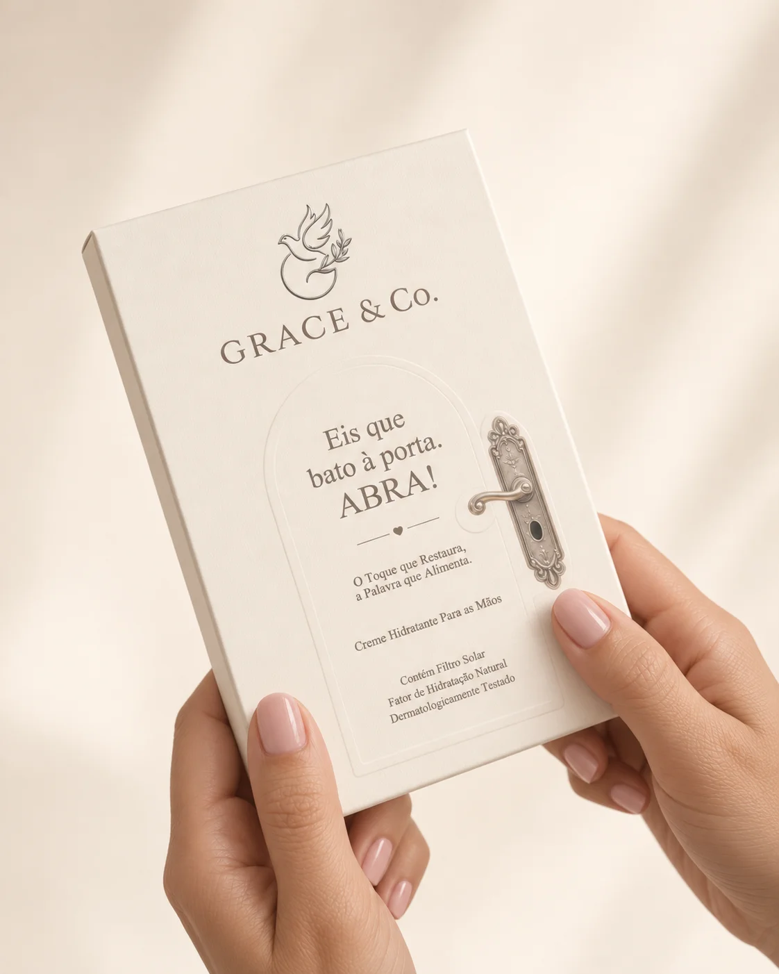 Caixa Grace segurada nas mãos