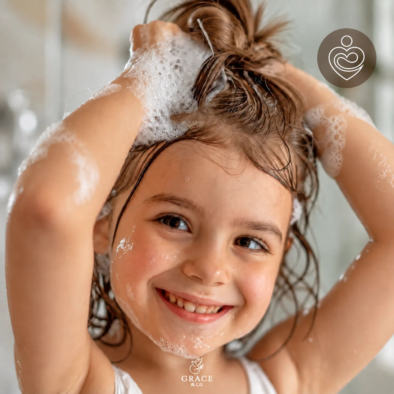 Criança sorrindo enquanto lava os cabelos